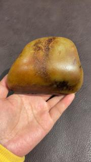 秋梨皮带红皮白玉 肉细油润 可玩可雕 重量657克 喜欢丝我