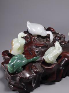 和田玉九鹅摆件,尺寸:白玉立鹅高6.2厘米,碧玉鹅长8.6厘米,九鹅总重63
